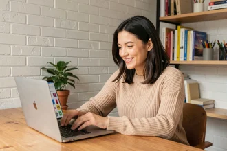 Femme entrepreneur gérant sa boutique en ligne sur un site Wiz depuis son bureau à domicile
