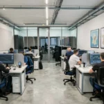 Vue d'ensemble d'un bureau de maintenance informatique moderne dans les Hauts-de-Seine avec des techniciens au travail