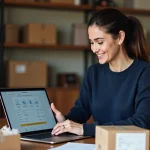 Femme souriante vérifiant le suivi de livraison d'un colis e-commerce sur son ordinateur portable dans un bureau à domicile